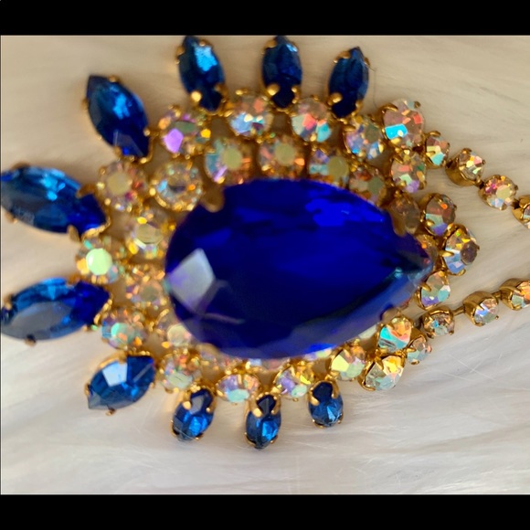 Necklace with crystal stones .